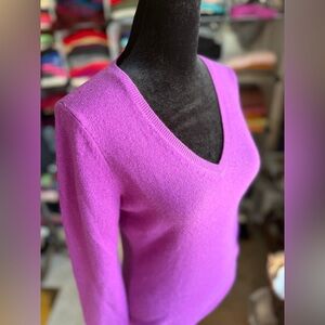 Ann Taylor V-Neck Sweater in Vibrant Fuchsia, XS